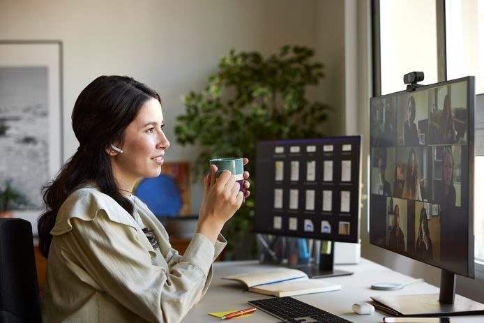 thuiswerken achter bureau met monitor